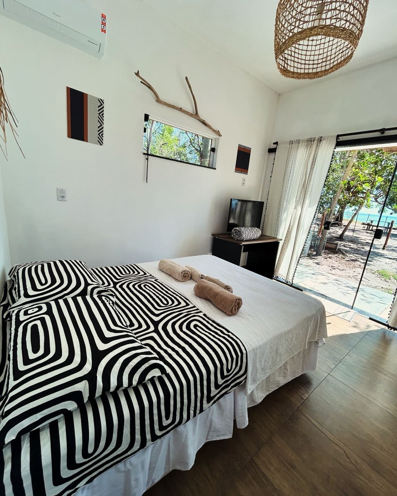 Suíte com cama de casal, ar-condicionado e porta de correr para fora