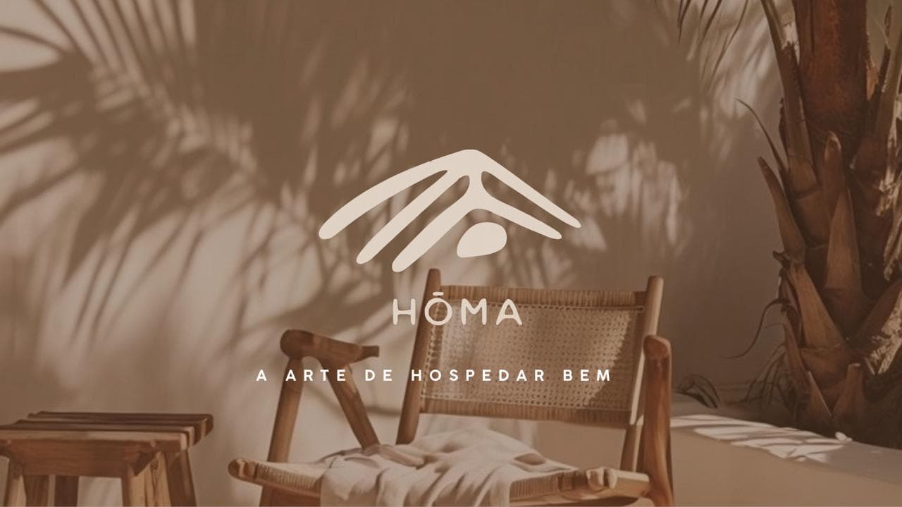 Cadeira de palha entre sombras de palmeira, com o símbolo da Hōma e a frase A arte de hospedar bem